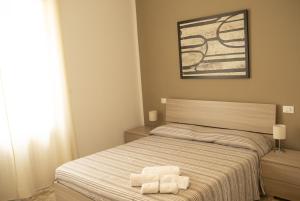 Civitella Messer RaimondoDimora Majella的一间卧室配有一张床,上面有两条毛巾
