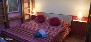 雷焦卡拉布里亚阿尼尔巴斯住宿加早餐旅馆的一间卧室,配有一张带红色纱线球的床