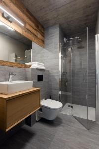 什切尔克XYZ eXtreme You Zen的浴室配有卫生间、盥洗盆和淋浴。