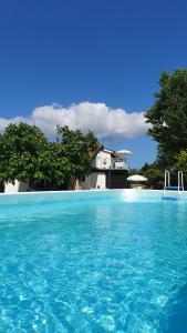 卡斯泰尔菲达尔多La Dolce Vita的一座房子前面的蓝色海水游泳池