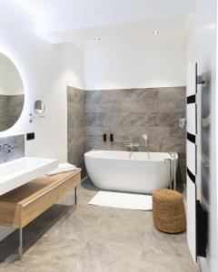 Ivry-le-TempleLa Commanderie des Templiers的浴室配有白色浴缸和水槽