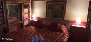 雷焦卡拉布里亚阿尼尔巴斯住宿加早餐旅馆的一间酒店客房,床上放着两双鞋