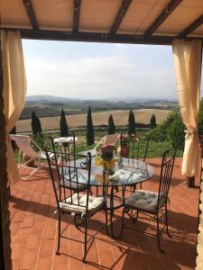 蒙泰卡蒂尼瓦尔迪切奇纳Villa Panorama的美景庭院内的桌椅