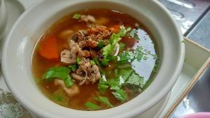 七岩Rangyen Homestay Cha-Am รังเย็น的肉汤和西兰特的鸡肉面汤