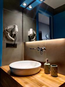 戈里察Piro's Cozy Rooms - City Centre的木制柜台上带白色水槽的浴室