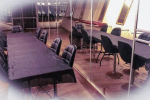 海法לאון ספא לופט - חדרי אירוח עם בריכה פרטית וסאונה בלב חיפה的一间会议室,配有长桌子和椅子