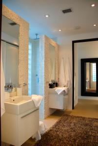 尼维斯真力时尼维斯别墅的浴室设有白色水槽和镜子