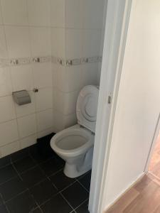 哥德堡Vivian house的浴室位于隔间内,设有白色卫生间。