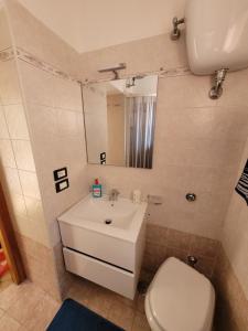 迪亚曼特Casa Murales的一间带水槽、卫生间和镜子的浴室