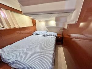 卡斯特拉玛雷帝斯达比亚Janneau prestige 39 fly的一间小房间,内设两张单人床