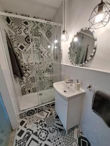 奥西莫CINQUE TORRI AFFITTACAMERE的带淋浴、盥洗盆和镜子的浴室