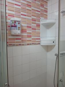 马林Apartamento Patiño en Marín的一间带水槽和淋浴的浴室