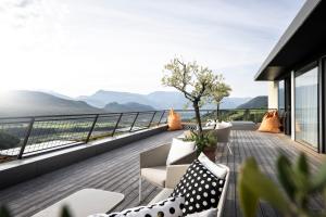 卡尔达罗祖希拉设计酒店的带家具的阳台,享有山景