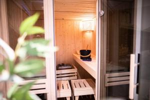 加尔米施-帕滕基兴Boutique ChaletS Alpi - Private Sauna & Cinema的一间客房内的带桌椅的桑拿浴室