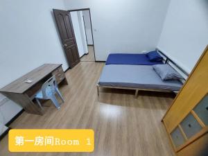 诗巫Sibu wawasan no.1 Homestay的小房间设有一张床和一张桌子