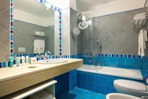 费拉约港赫米蒂奇酒店的蓝色的浴室设有卫生间和水槽