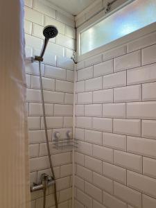 法鲁The Tiles House的白色瓷砖淋浴和淋浴头