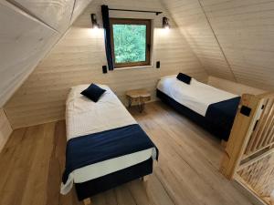 HarszKemping nad stawem的小型客房 - 带2张床和窗户