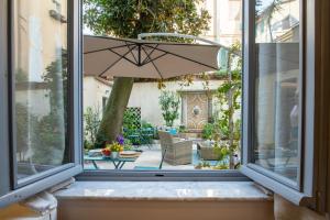 卢卡Il Cortile di Elisa & our flats的透过窗户可欣赏到庭院景色