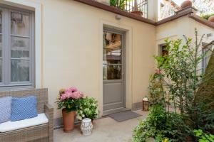 卢卡Il Cortile di Elisa & our flats的鲜花屋的前门