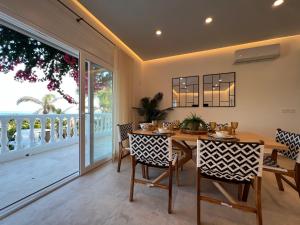 贝莱斯Angeles Beach II by ELE Apartments的一间带桌椅的用餐室