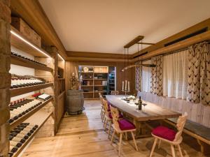 涅德劳Hotel & Alpin Lodge Der Wastlhof的一间带桌子和酒窖的用餐室