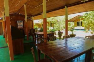 亭可马里Sunntop Cabana的用餐室配有木桌和椅子