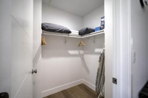 洛杉矶Modern Apartment in Studio City的小房间设有一张床和一个衣柜