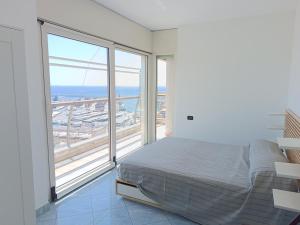 热那亚Attico con Vista su Genova的一间卧室配有一张床,享有海景