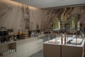 里斯本MASA Hotel & Spa Campo Grande Collection的一间提供自助餐的餐厅