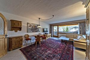 席尔瓦普拉纳Chesa Guardaval - Surlej的客厅配有沙发和桌子