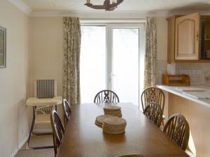 霍普湾Sea Haven - Uk44499的厨房以及带桌椅的用餐室。