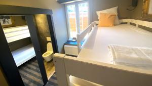 斯帕Luxury Spa Hotel - Ardennes的小房间设有床和窗户