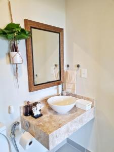 LuqueMonoambientes super equipados y premiun en Zuba 4的一间带水槽和镜子的浴室