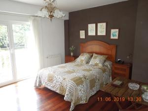 ArceLa casa de Clara Puente Arce的一间卧室配有一张床和一个吊灯
