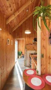 里坎雷Tinyhouse Licanray的小屋内的厨房设有木墙和桌子