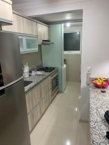 卡内拉Apartamento Gramado/Canela的厨房配有不锈钢用具和大理石台面