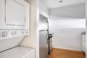 Dupont Circle 1BR w WD 2 blocks to Whole Foods WDC-62的一间浴室