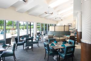 迈阿密喜来登迈阿密机场酒店及行政会议中心的用餐室设有桌椅和窗户。