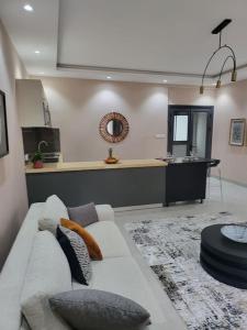 达喀尔Dakar Dreams Spinelle的一间带白色沙发的客厅和一间厨房