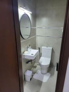 达喀尔Dakar Dreams Spinelle的一间带卫生间、水槽和镜子的浴室