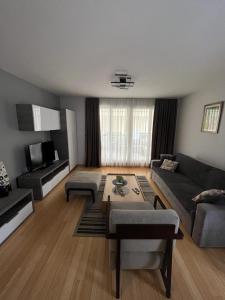佩特坎内Sunny apartman u resortu, Petrčane, apartman za 4, AKCIJA!的客厅配有沙发和桌子
