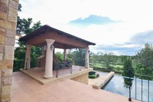 Ban Rai Khlong SaiPrivate Pool Villa & Golf - Toscana House Khaoyai 4 Bedrooms 10 Guests的后院的凉亭,带游泳池