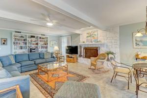 费南迪纳比奇Dog Friendly Beach House的客厅设有蓝色的沙发和壁炉