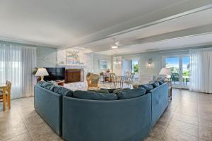 费南迪纳比奇Dog Friendly Beach House的一间带蓝色沙发的客厅和一间用餐室