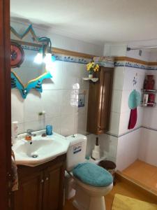 希俄斯vintage apartment with port view的一间带卫生间和水槽的浴室