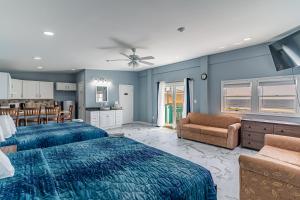 希塞德高地Boardwalk Sand & Surf Beach Hotel Oceanfront的一间带两张床的卧室和一间客厅