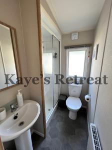 纽基Kayes Retreat Three bed caravan Newquay Bay Resort Quieter area of park的浴室配有白色卫生间和盥洗盆。
