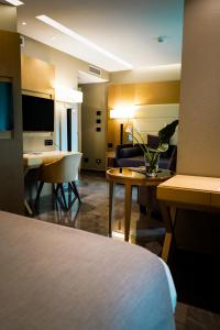 庞贝论坛酒店的酒店客房设有床和客厅。