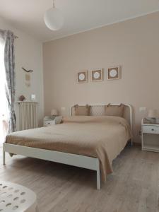 滨海波利尼亚诺TerraViva B&B的白色卧室配有大床